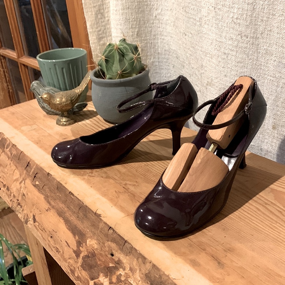 Vintage platinum leather purple pump stilettos. Super sexy vintage heels.